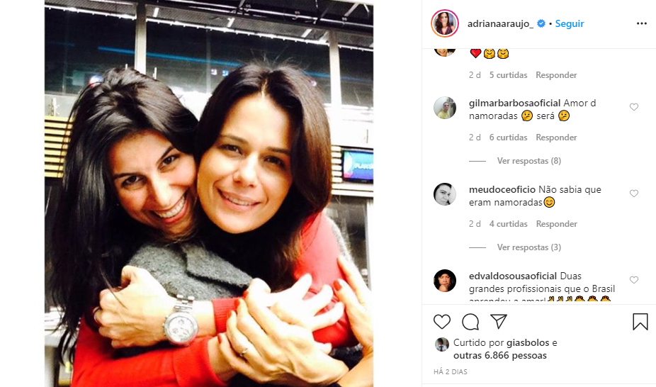 Adriana Araújo surge agarrada em amiga e confude fãs (Foto: Reprodução/ Instagram)