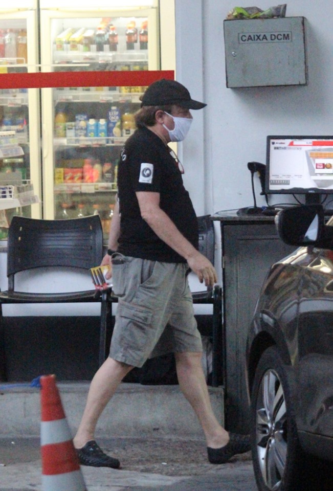 Chico Pinheiro saindo de uma loja de conveniência no Rio de Janeiro (Foto: Reprodução)