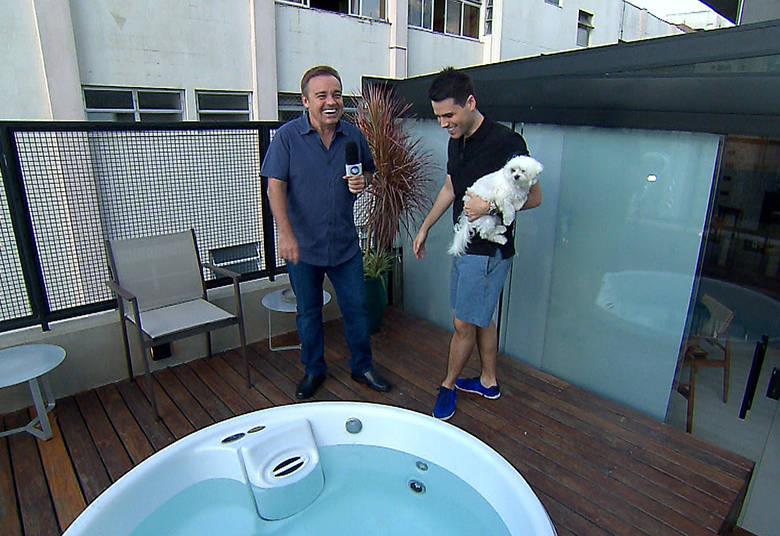 Luiz Bacci mostra casa para Gugu (Foto: Reprodução)