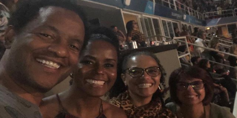 Maju Coutinho, o marido, que é muito discreto, e as amigas no show de Milton Nascimento antes da pandemia (Foto: reprodução/Instagram)