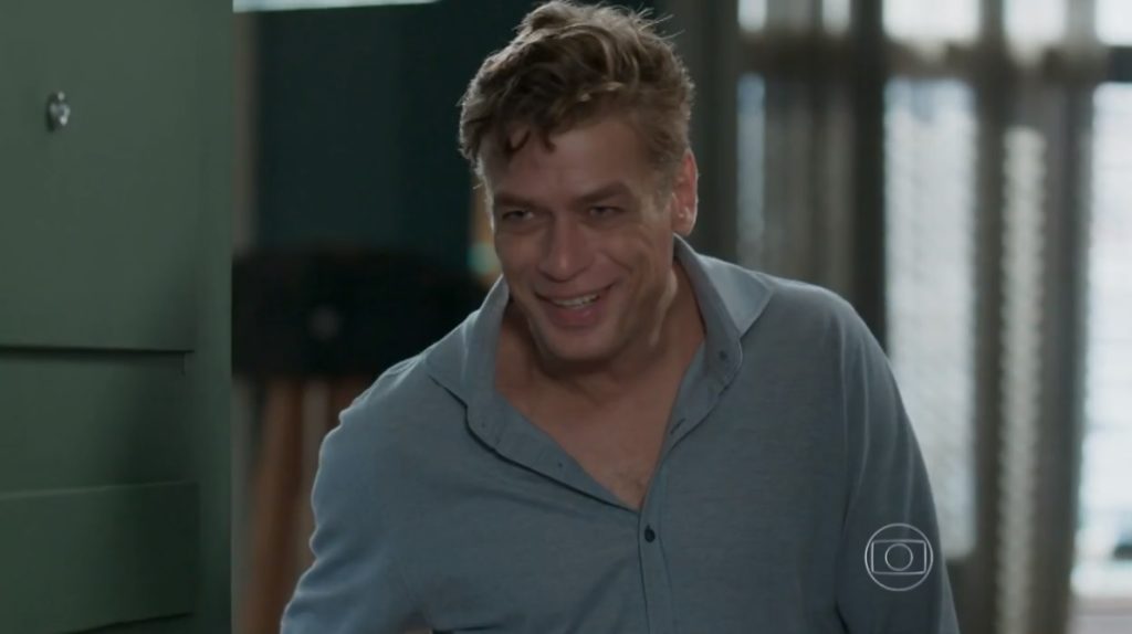 Arthur sorrindo de camisa social azul em cena de Totalmente Demais