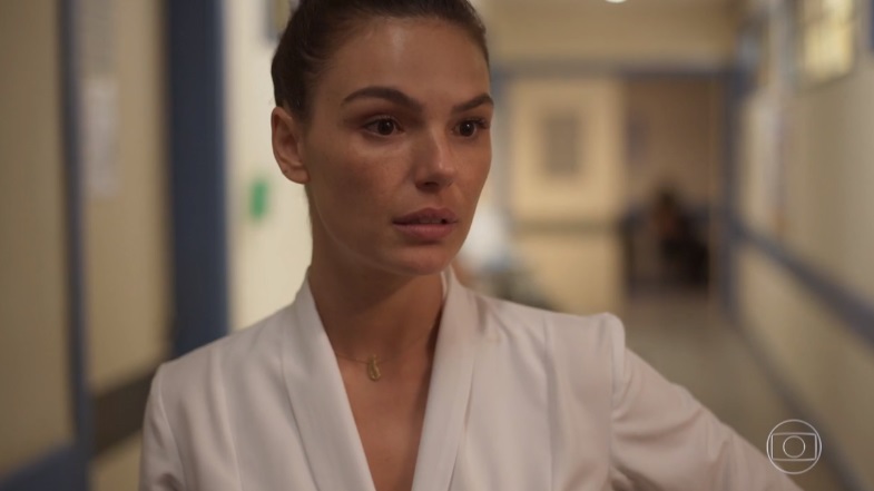 Betina no hospital em cena de Amor de Mãe da Globo