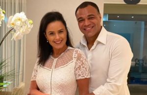 Denílson e Luciele Di Camargo celebraram 10 anos de casamento (Foto: Reprodução/ Instagram)