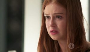 Eliza chora com as palavras de Carolina em Totalmente Demais (Foto: Reprodução/Globo)