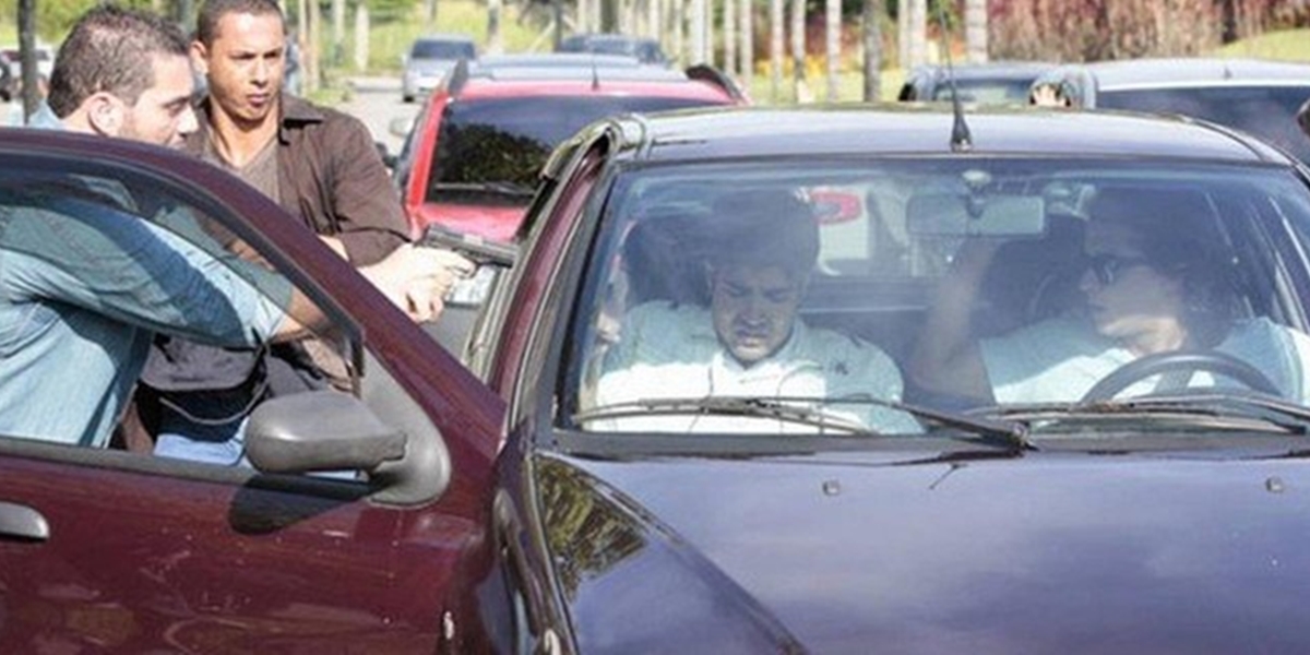 Antenor (Caio Castro) é sequestrado em Fina Estampa (Foto: Reprodução/Globo)