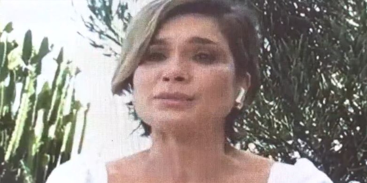 Flávia Alessandra chorou muito após ver os pais (Foto: Reprodução/TV Globo)