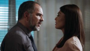 Germano (Humberto Martins) prometerá acabar com Carolina (Juliana Paes) em Totalmente Demais (Foto: Reprodução/Globo)