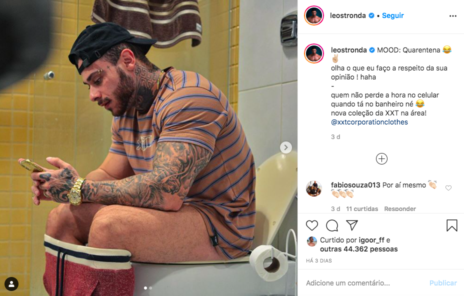 O famoso cantor e empresário, Leo Stronda deixou os seus seguidores de queixo caído ao aparecer no banheiro com tudo à mostra (Foto: reprodução/Instagram)