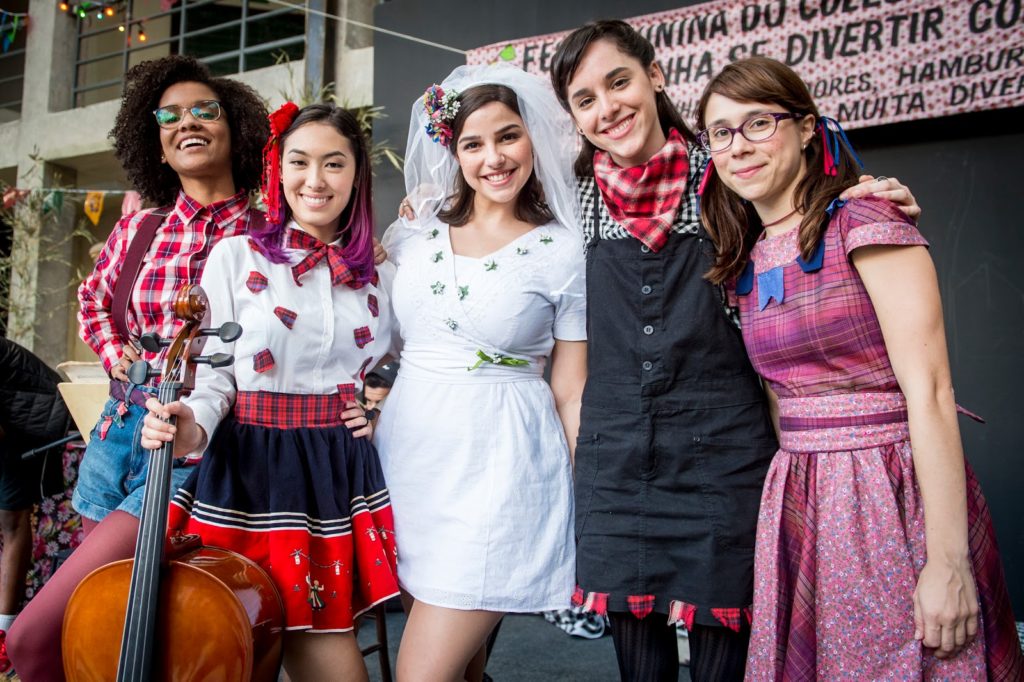 As Garotas do Vagão: Ellen (Heslaine Vieira), Tina (Ana Hikari), Keyla ( Gabriela Medvedovski ), Lica ( Manoela Aliperti) e Benê (Daphne Bozaski) e protagonistas de Malhação Viva a Diferença