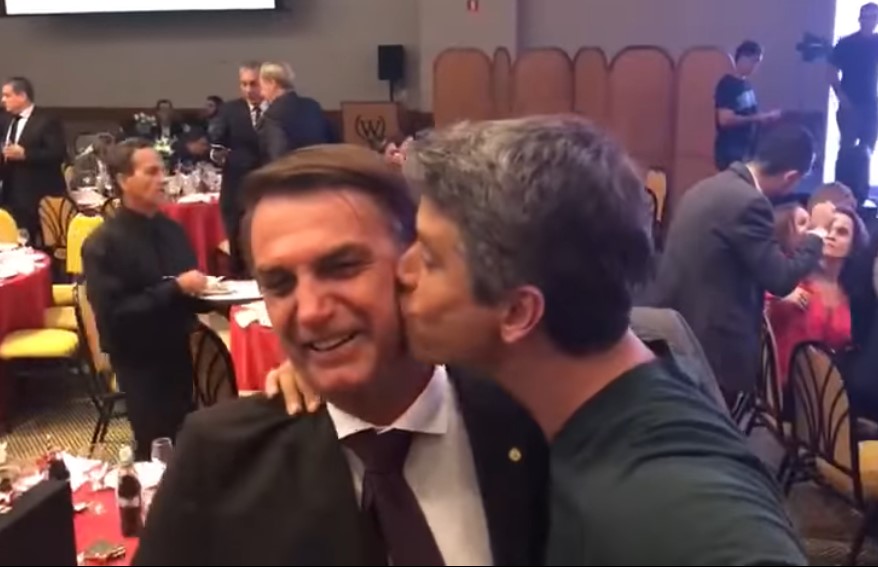 Marcio Garcia deu beijo caloroso em Bolsonaro - Foto: Reprodução