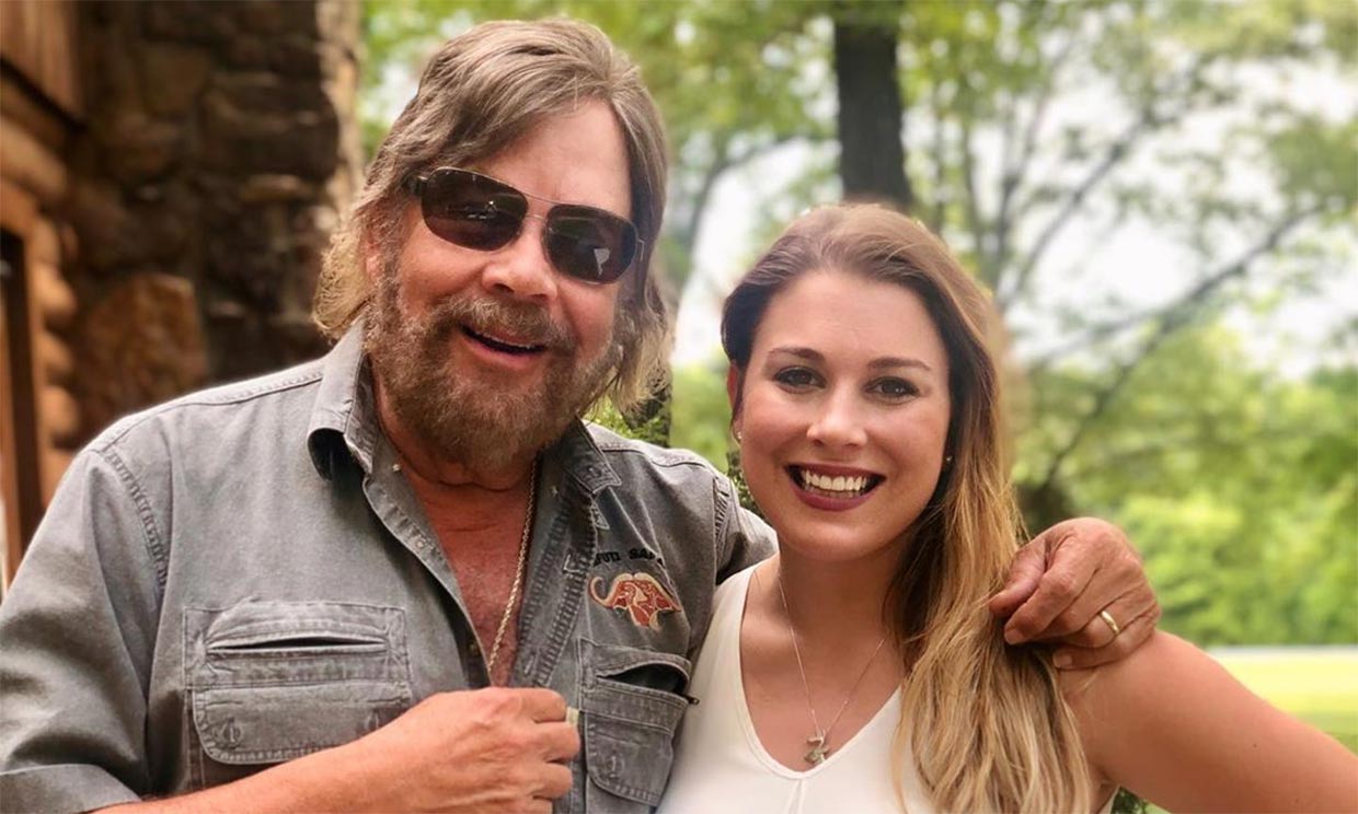 Katherine e seu pai, o cantor Hank Williams Jr. (Foto: Reprodução)