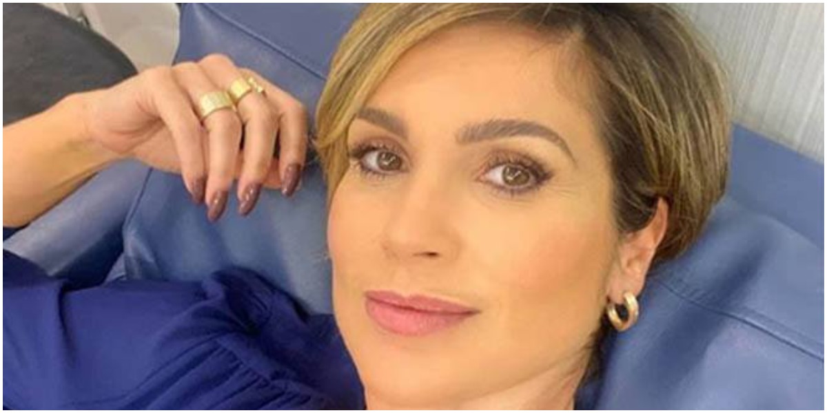 Flávia Alessandra surgiu de forma ousada e somente de biquíni (Foto: Reprodução)