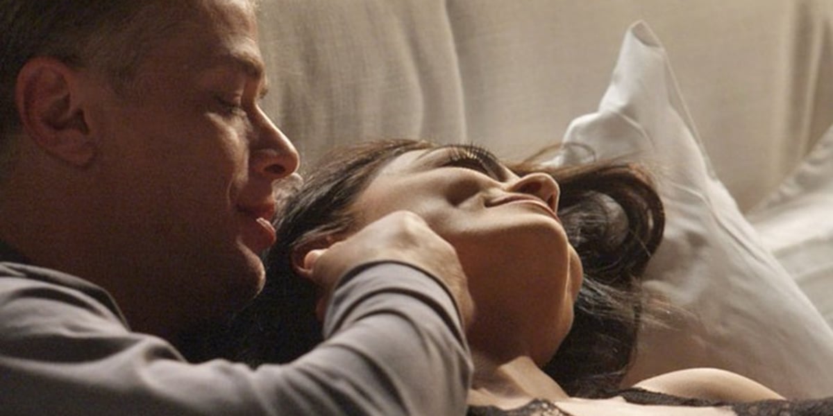 Arthur (Fábio Assunção) e Carolina (Juliana Paes) na cama em Totalmente Demais (Foto: Divulgação/Globo)