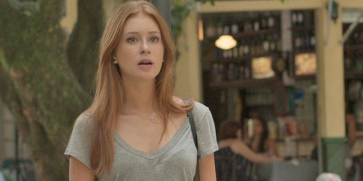 Eliza (Marina Ruy Barbosa) fica assustada ao reconhecer Sofia (Priscila Steinman) em Totalmente Demais (Foto: Divulgação/Globo)