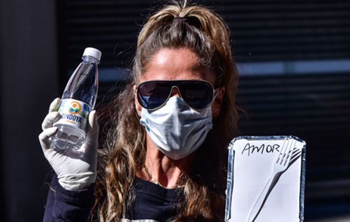 Adriane Galisteu com marmita para ser entregue a moradores de rua. (Foto: Divulgação)