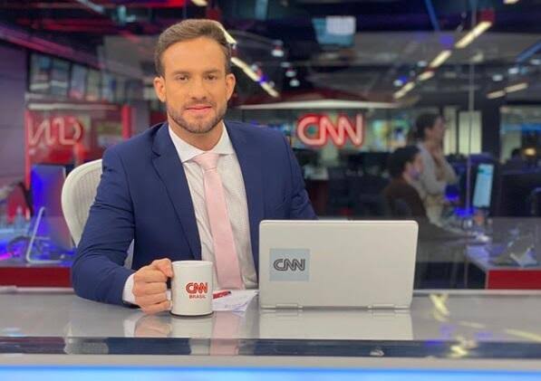 Daniel Adjuto posa na bancada do Jornal da CNN (foto: Reprodução)