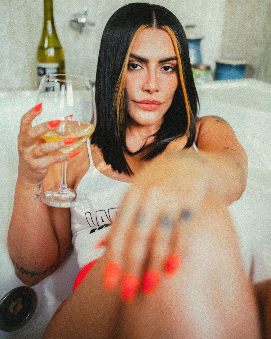 Cleo Pires bebendo em brinde à vida (Foto reprodução - Instagram)