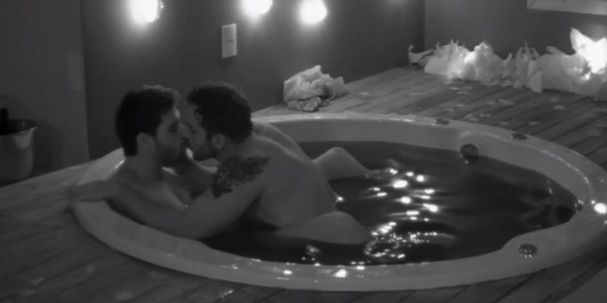 Casal gay do De Férias com o Ex realizando sexo na banheira (Foto: Reprodução)