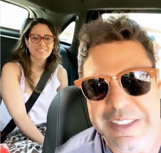 Zezé di Camargo exibindo a filha Wanessa dentro de carro, com Graciele Lacerda dirigindo (Foto: Reprodução)