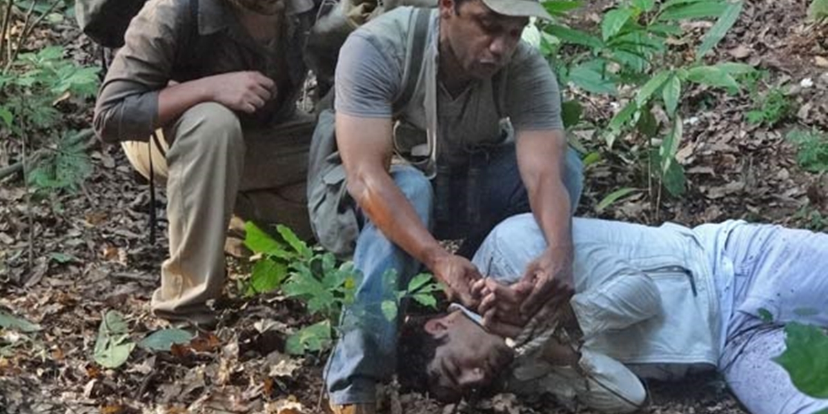 Antenor (Caio Castro) é salvo por caçadores em Fina Estampa (Foto: Reprodução/Globo)