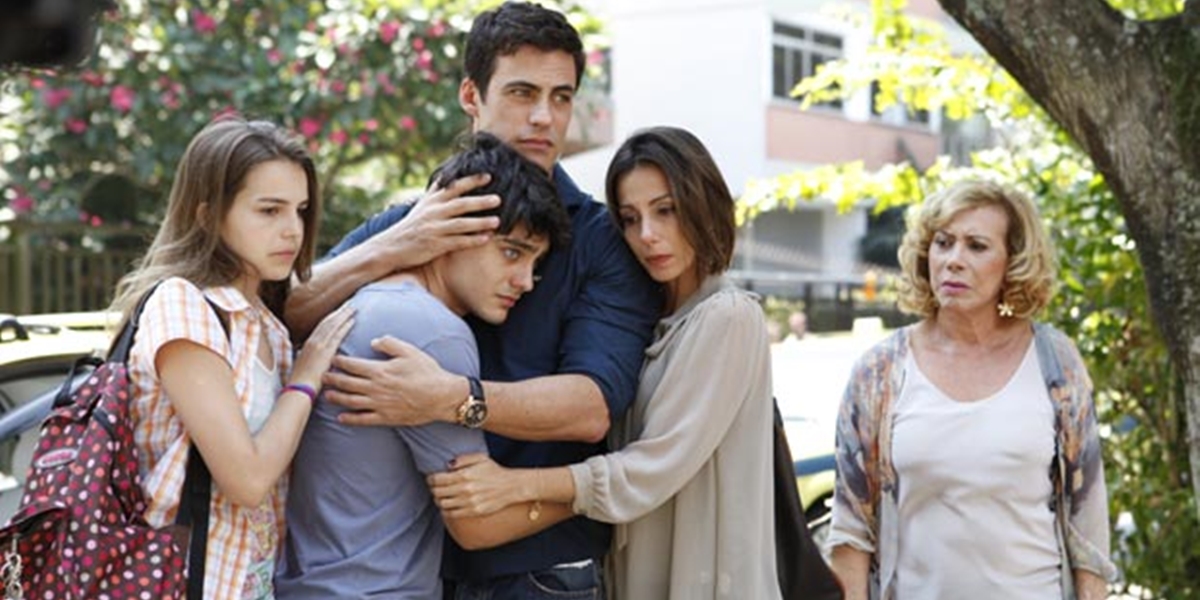 Carolina (Bianca Salgueiro), Juan (Carlos Casagrande), Letícia (Tania Khallil) e Vilma (Arlete Salles) consolam Fábio (Guilherme Leicam) em Fina Estampa (Foto: Reprodução/Globo)