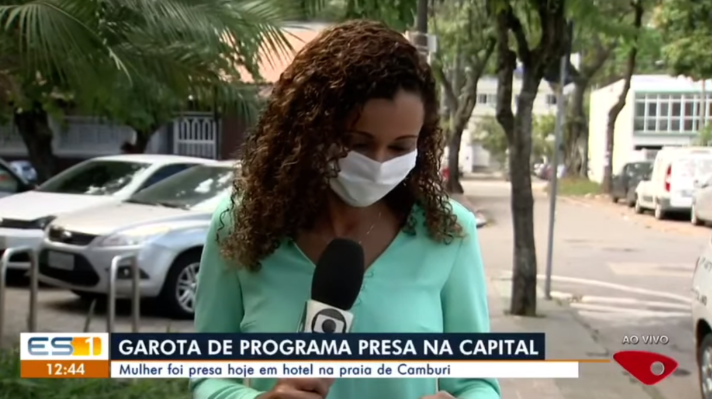 Repórter da Globo cai na risada durante reportagem (Foto: Reprodução)