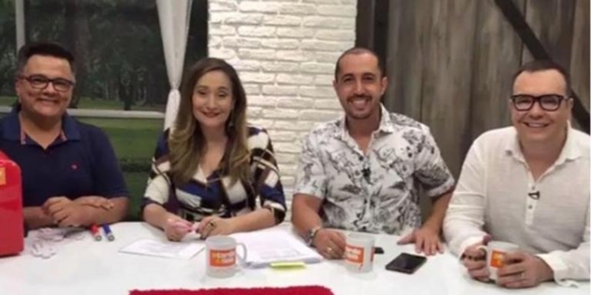 Sonia Abrão e os integrantes da roda da fofoca (Foto: Reprodução/RedeTV!)