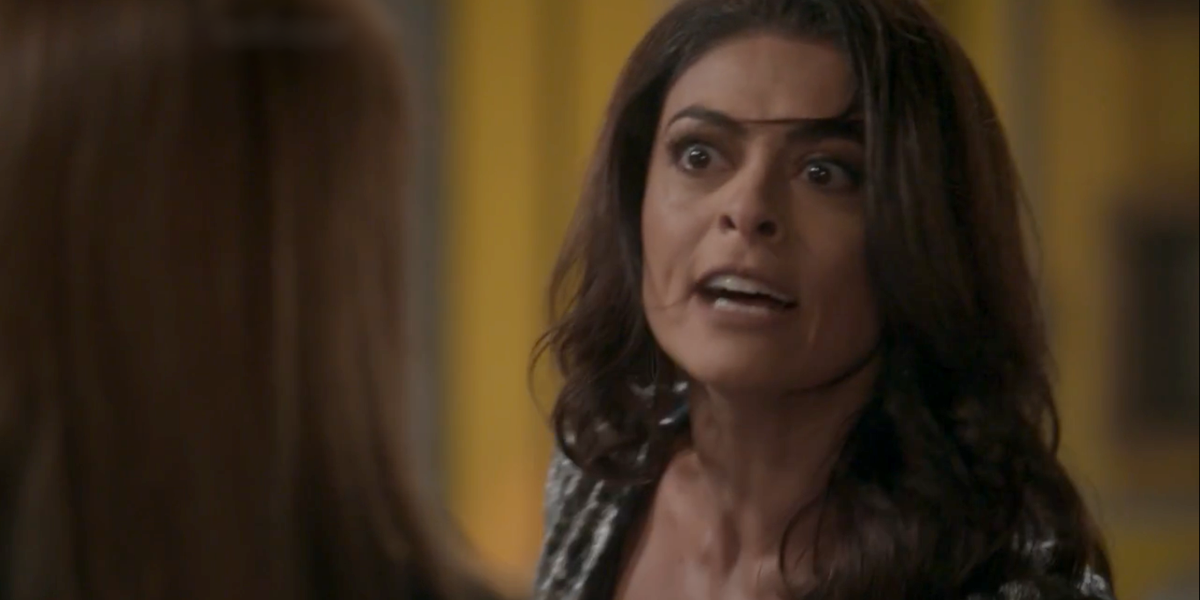 Carolina (Juliana Paes) apanha e leva tapa na cara em Totalmente Demais (Foto: Reprodução/Globo)