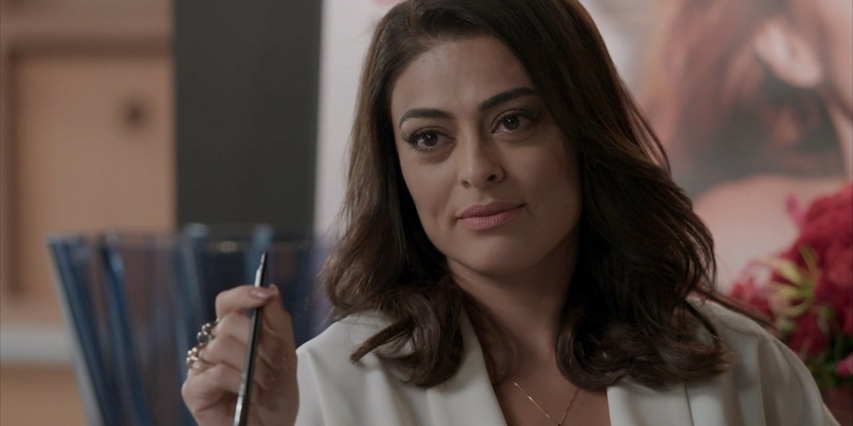 Carolina (Juliana Paes) em cena de Totalmente Demais; jornalista apelará para jogo sujo contra rival (Foto: Reprodução/Globo)