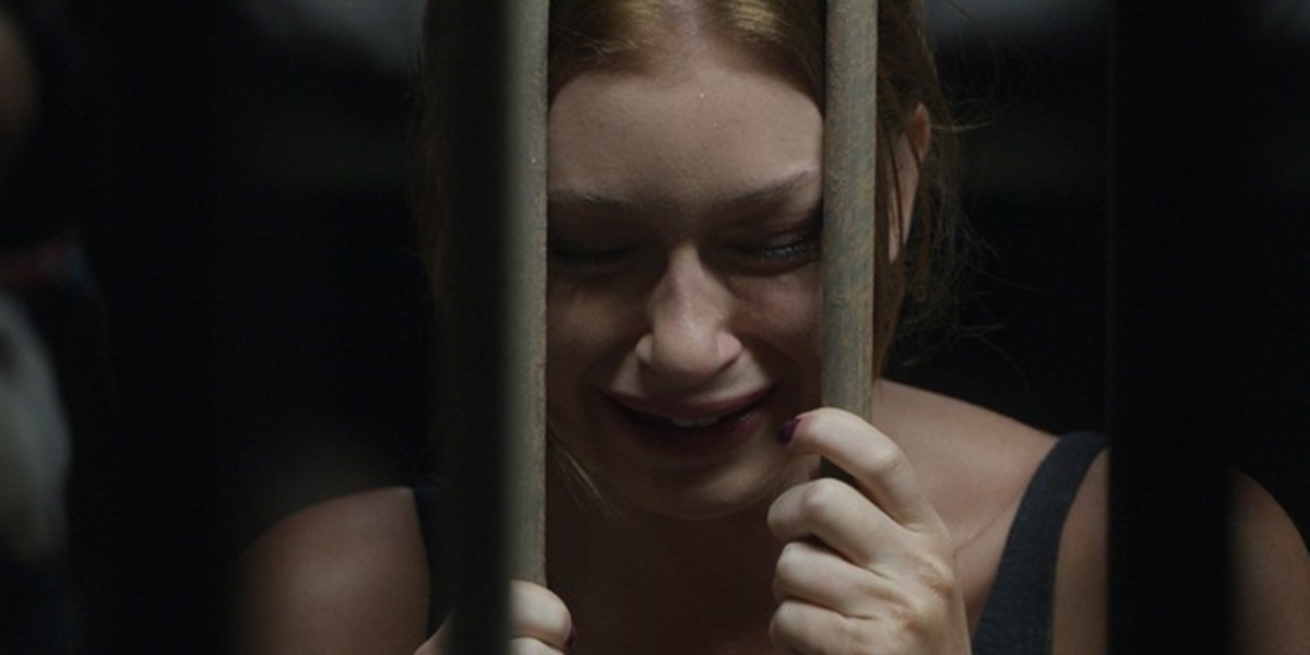 Eliza (Marina Ruy Barbosa) é presa em Totalmente Demais (Foto: Reprodução/Globo)