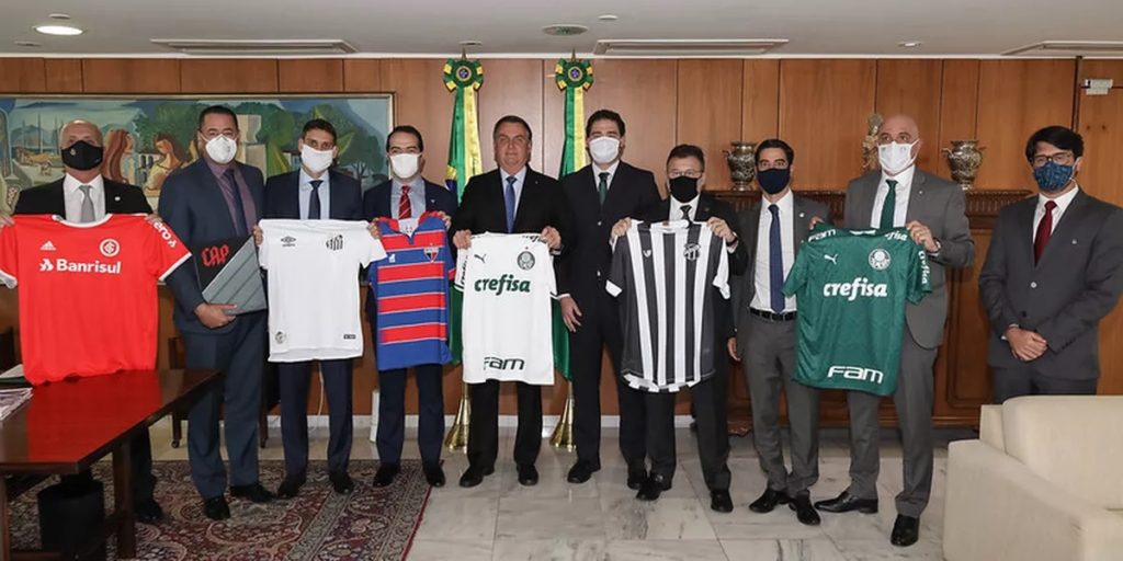 Bolsonaro com dirigentes de clubes de futebol. (Foto: Divulgação)