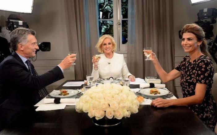 Mirtha Legrand no cenário do Almorzando, que poderá ser adaptado pela Band (foto: Divulgação/eltrece)