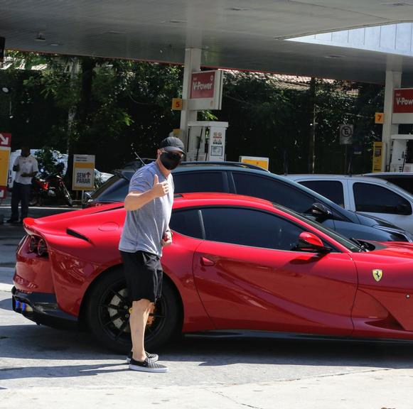 Diretor da Globo foi flagrado em carrão de luxo (Foto: Rodrigo Adão/ AgNews)