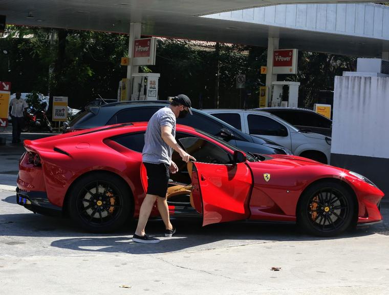 Boninho saiu para fazer compras em seu carrão de luxo (Foto: Rodrigo Adão/ AgNews)