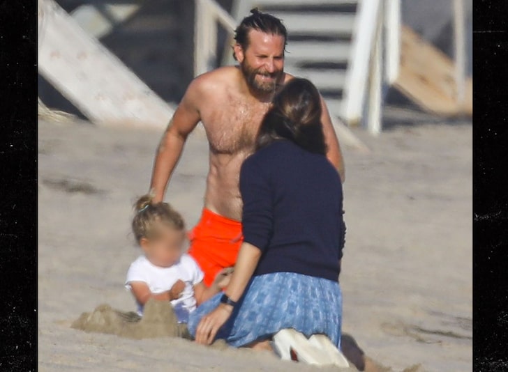 Bradley Cooper, filha e Jennifer Garner curtindo uma praia em Malibu (Foto: Reprodução)