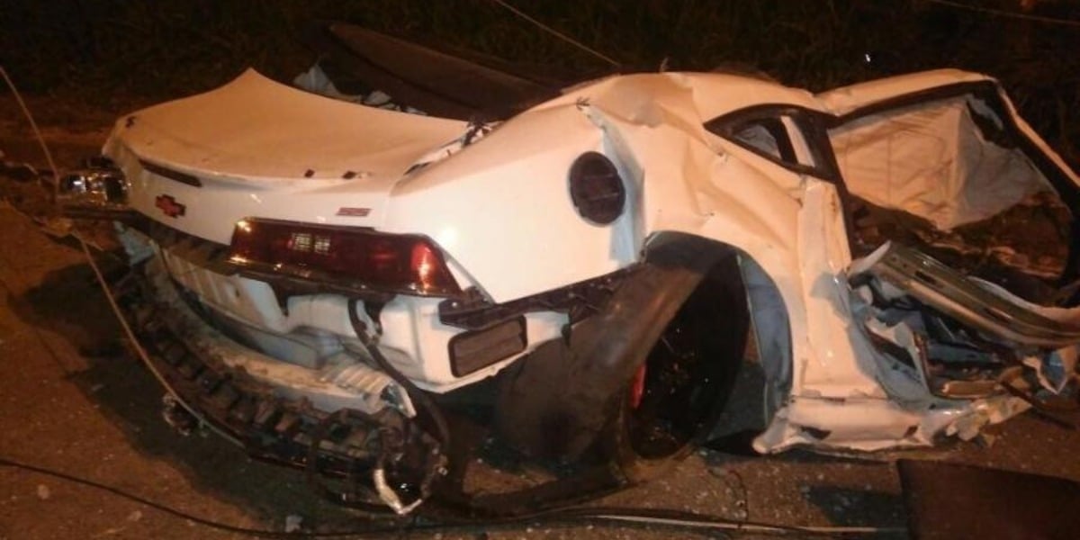 Carro de MC Brisola após acidente que matou seu amigo (Foto: Divulgação/Polícia Rodoviária Federal)