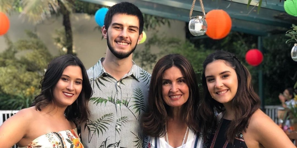 Fátima Bernardes com Bia Bonemer, Vinícius e Laura (Foto: Reprodução/Instagram)