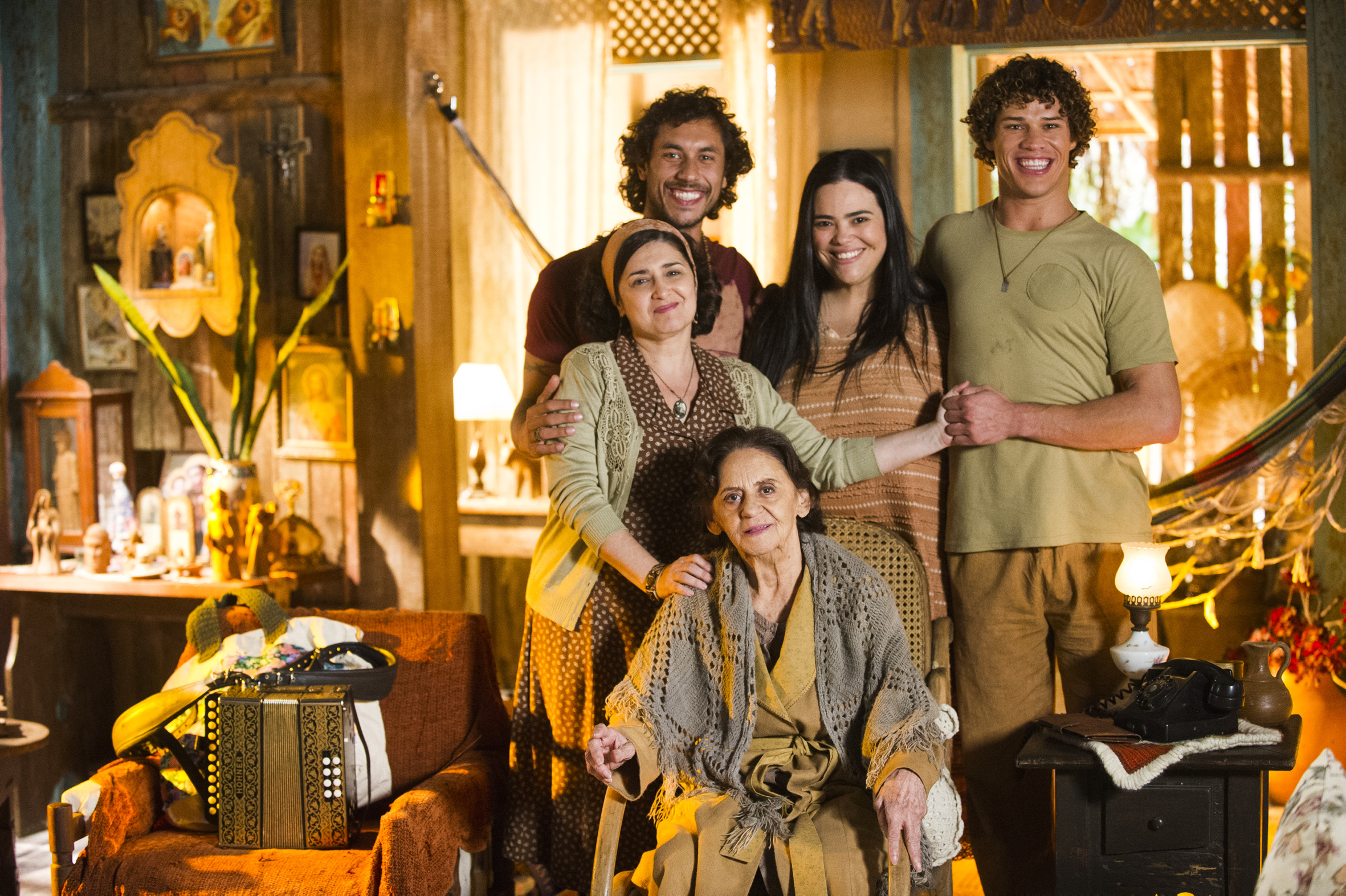 Candinho (José Loreto), Maria Adília (Inêz Viana), Lino (José Henrique Ligabue), Dadá (Renata Roberta) e Veridiana (Laura Cardoso) são de Flor do Caribe (Foto: Divulgação/João Miguel Júnior)