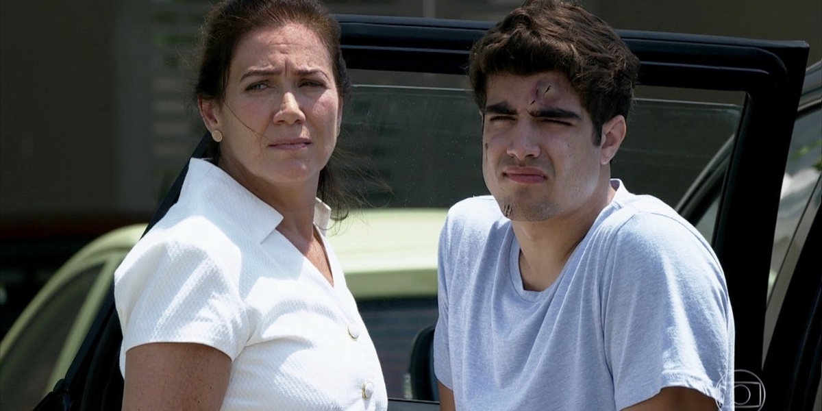 Griselda (Lilia Cabral) e Antenor (Caio Castro) em cena de Fina Estampa (Foto: Reprodução/Globo)