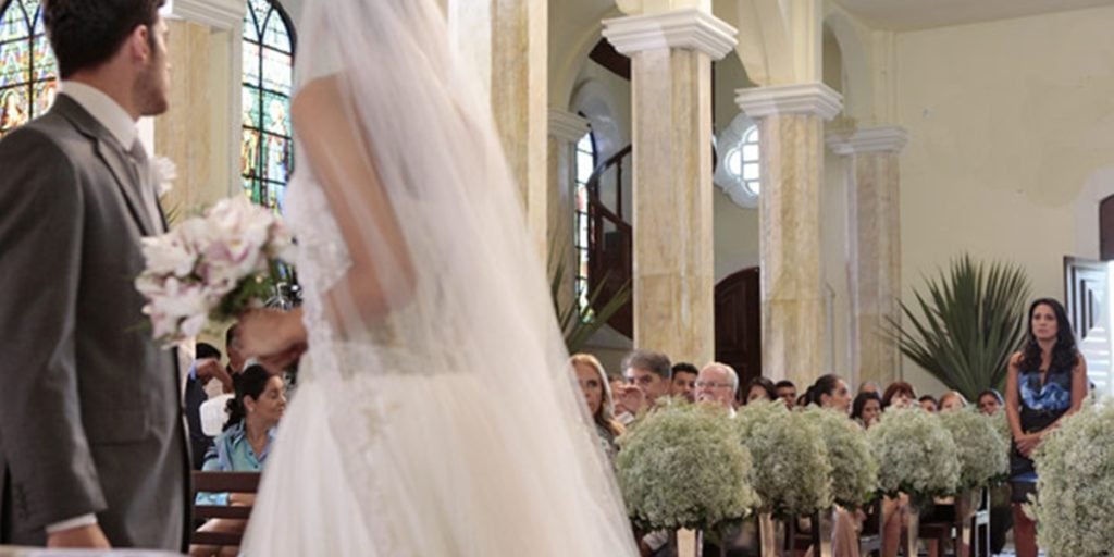 Zuleika (Juliana Knust) invade casamento de Amália (Sophie Charlotte) e Rafael (Marco Pigossi) (Foto: Reprodução/Globo)