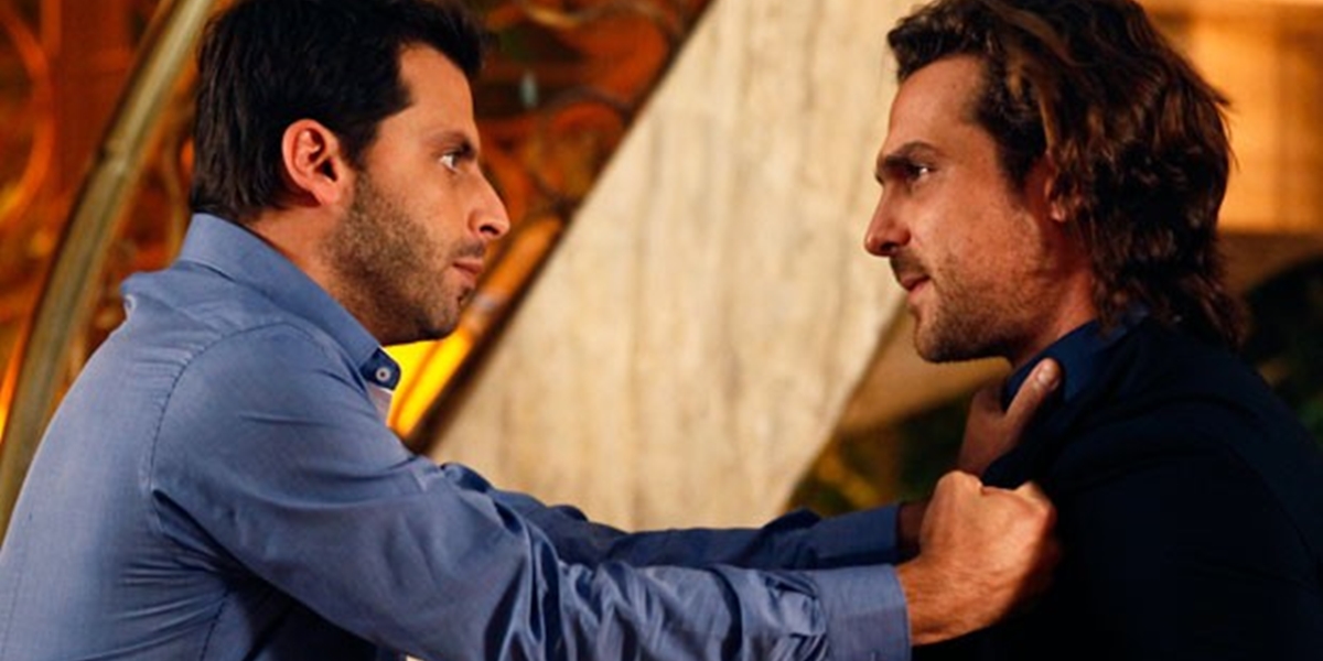 Cassiano (Henri Castelli) e Alberto (Igor Rickli) em cena de Flor do Caribe (Foto: Divulgação/Globo)