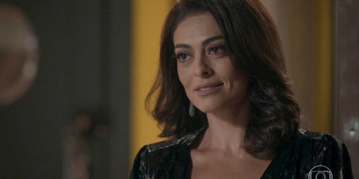 Carolina (Juliana Paes) provocará escândalo com fotos comprometedoras de Eliza (Marina Ruy Barbosa) em Totalmente Demais (Foto: Reprodução/Globo)