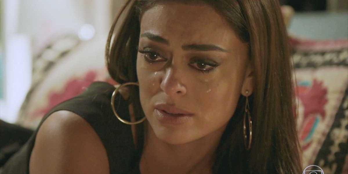 Carolina (Juliana Paes) perde tudo e fica na pior em Totalmente Demais (Foto: Reprodução/Globo)