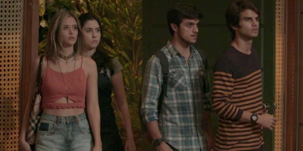 Cassandra (Juliana Paiva), Débora (Olívia Torres), Jonatas (Felipe Simas) e Fabinho (Daniel Blanco) desmascaram a vilã (Foto: Reprodução/Globo)