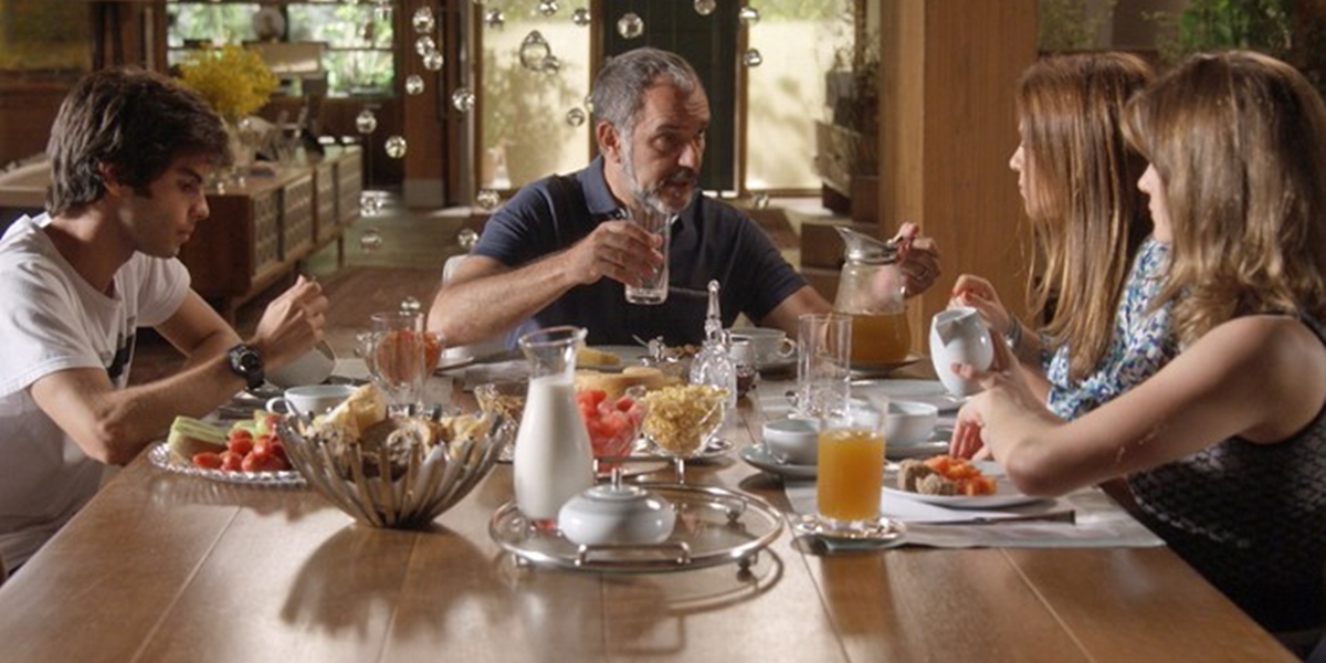 Fabinho (Daniel Blanco), Germano (Humberto Martins), Lili (Vivianne Pasmanter) e Sofia (Priscila Steinman) em Totalmente Demais (Foto: Reprodução/Globo)