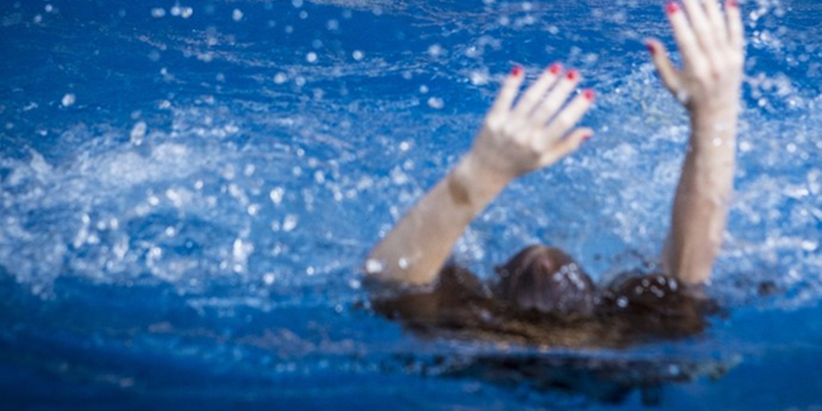 Eliza (Marina Ruy Barbosa) se afoga na piscina (Foto: Inácio Moraes/Globo)