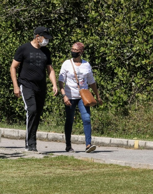 O marido de Natasha Dantas foi flagrado em um momento de lazer (Foto: Daniel Delmiro/ Ag News)