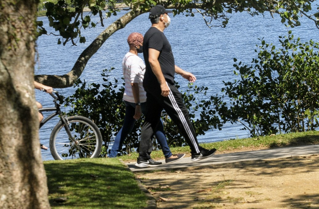 William Bonner foi flagrado fazendo uma caminhada ao lado de uma amiga (Foto: Daniel Delmiro/ Ag News)