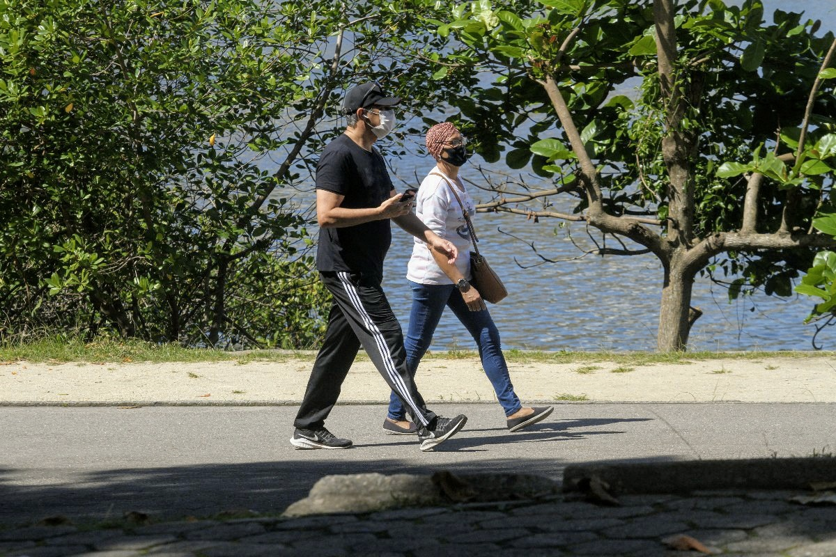 William Bonner foi flagrado fazendo uma caminhada ao lado de uma amiga (Foto: Daniel Delmiro/ Ag News)