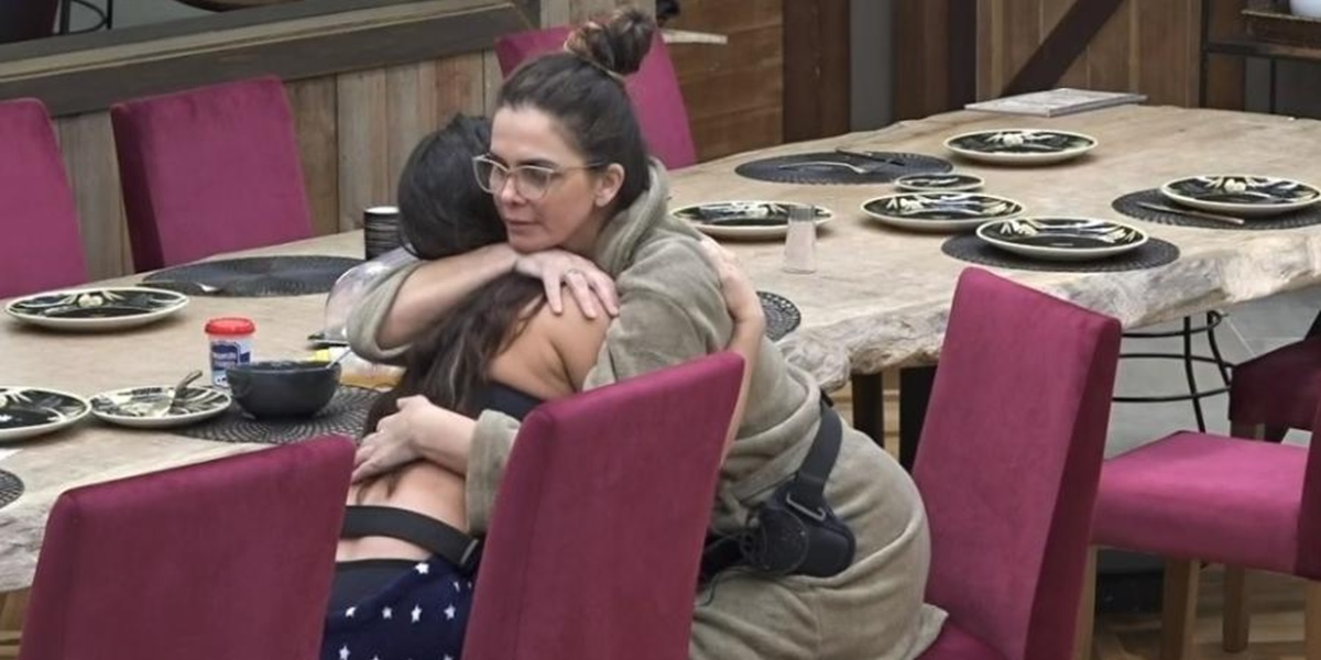 Luiza Ambiel consola Raissa Barbosa durante desabafo na cozinha de A Fazenda 12 (Foto: Reprodução)